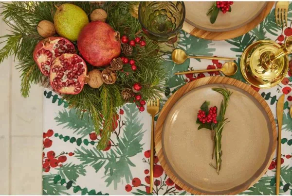 Скатерть Доляна «Новый год: Сhristmas berries» 145*220 +/- 2 см, 100% п/э